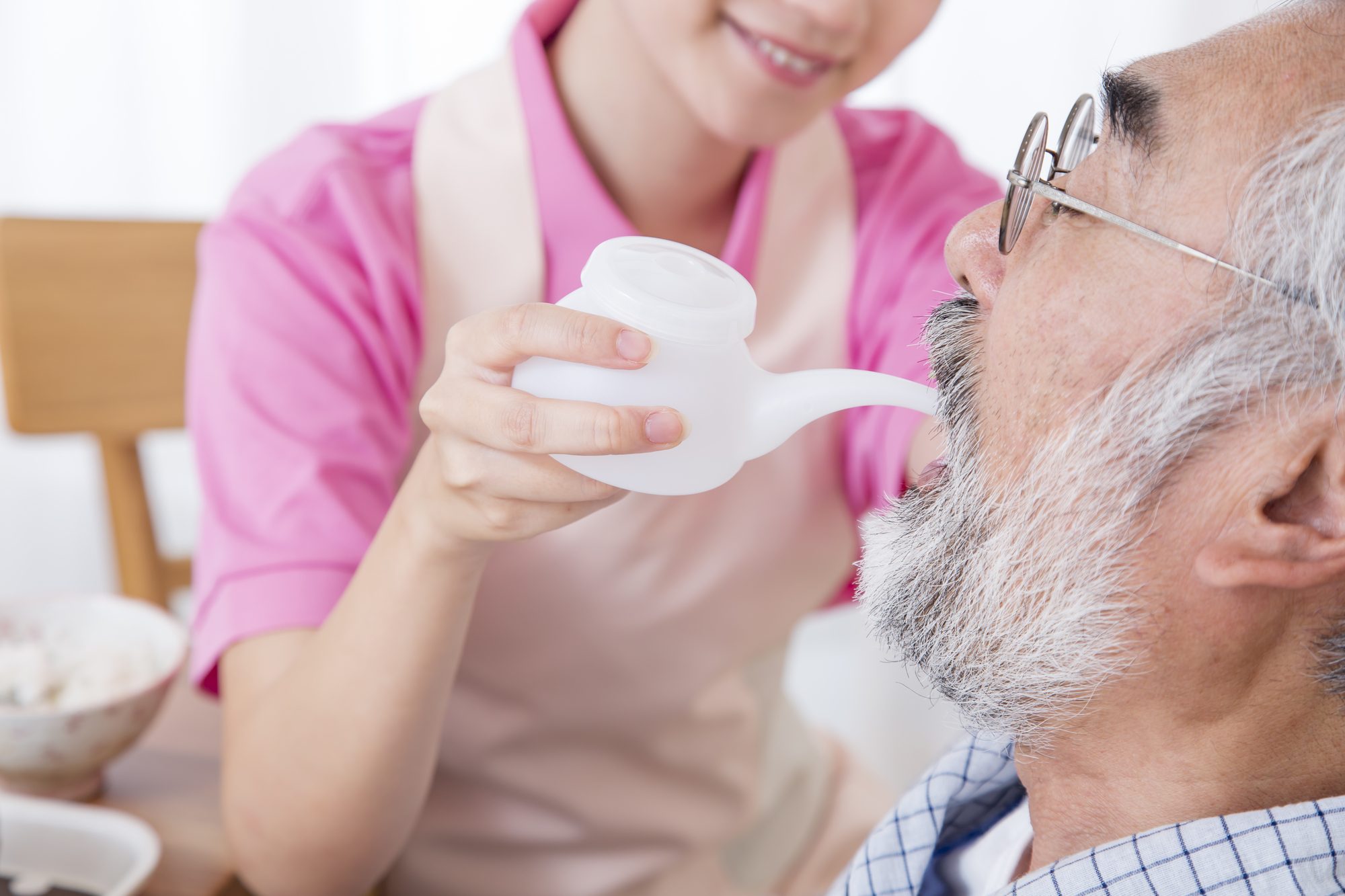 介護向けの「吸い飲み」とは？特徴や使用用途などについてご紹介