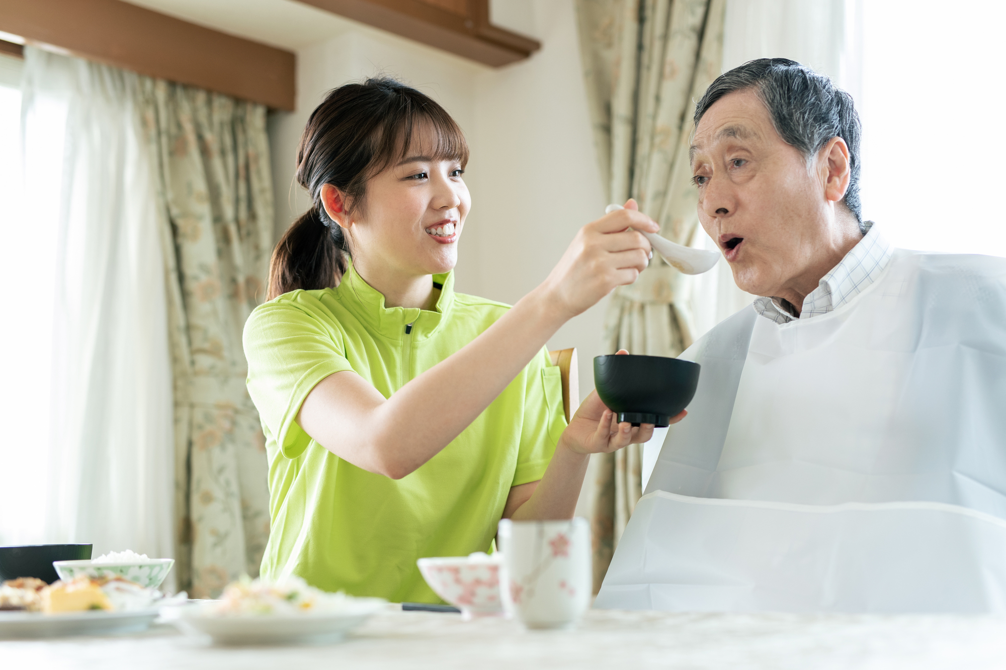 介護で使う「食事用エプロン」とは？種類やおすすめの食事用エプロンについてご紹介 | すみからいふ